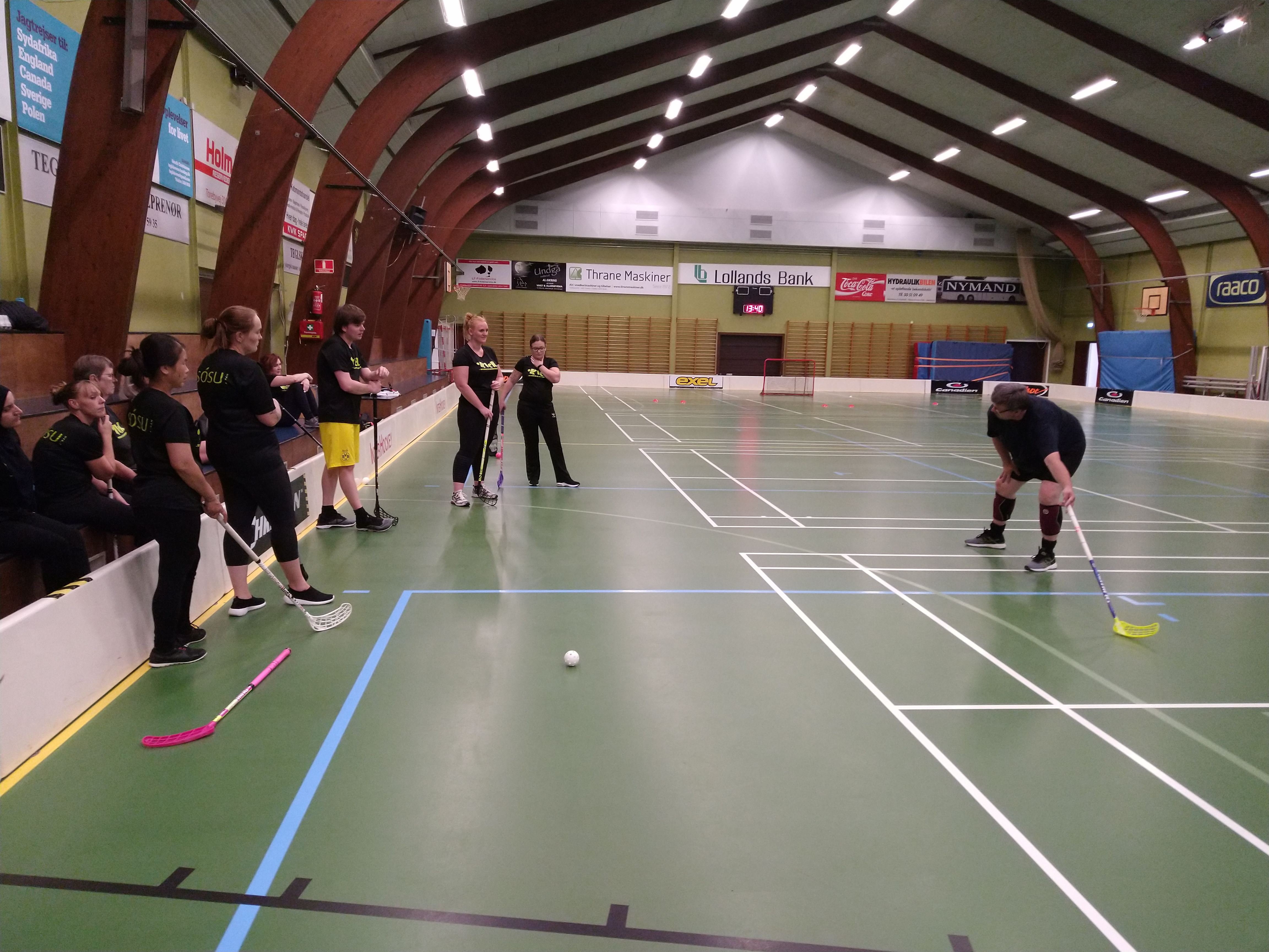 Freddie viser eleverne fra SOSU Nykøbing Falster, hvordan floorball-staven skal håndteres.