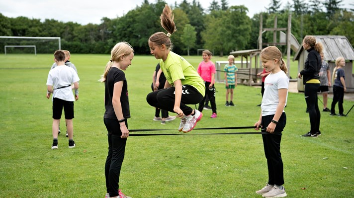Idrætsskole FerieSjov – aktiviteter med elastik og glade og aktive børn sommer 2020.jpg