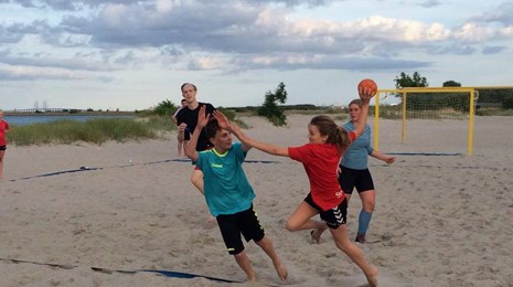 Beach handball Amager Strand Amager SK kamp pige skyder på mål
